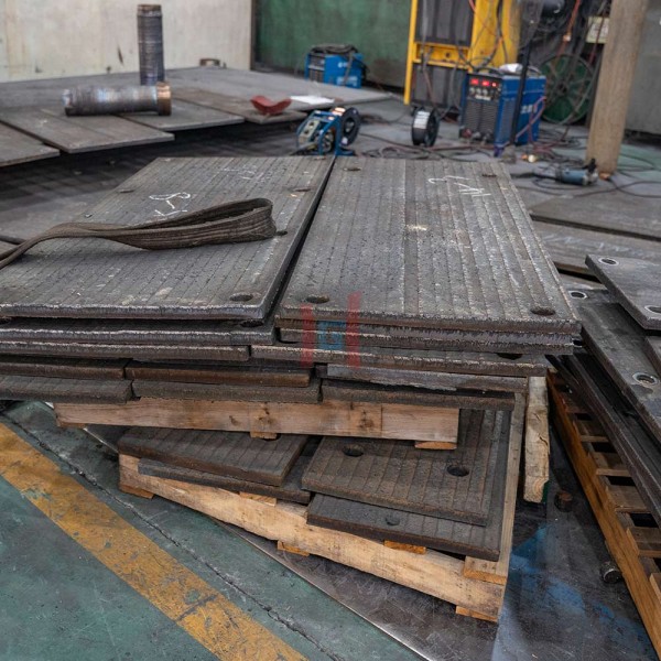 low and medium carbon steel plates with overlay welding process