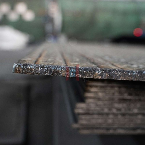 wear-resistant alloy sheet with a hard wear-resistant layer
