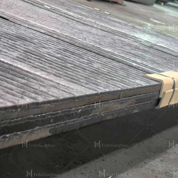 High Abrasion High Impact Chromium Carbide Overlay Plate( 4-50mm Overlayer thickness ) High Abrasion High Impact Chromium Carbide Overlay Plate( 4-50mm Overlayer thickness )